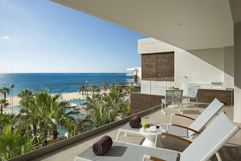 حمّام سباحة خارجي، مظلات على حمّام السباحة، مقاعد للتشمس