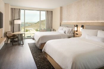 Bar en la azotea, con mesas al aire libre, abre todos los días 