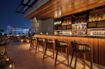 Serveert ontbijt, Californische gerechten, uitzicht op het zwembad