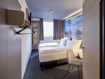 Desk, soundproofing, free WiFi, bed sheets