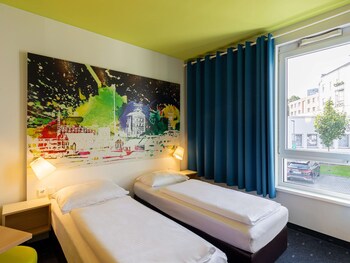 Hypo-allergenic bedding, desk, soundproofing, free WiFi