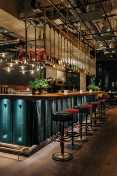 Bar (trong khuôn viên)