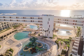 4 piscines extérieures, cabanons gratuits, chaises longues