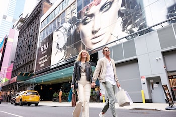 S'hi serveixen esmorzars i plats de cuina americana 