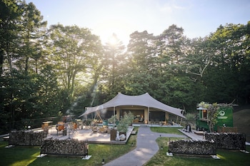 2 restaurants, dinner served, Italian cuisine