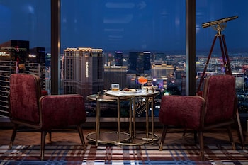 7 piscinas al aire libre, camas de piscina con cargo, sombrillas