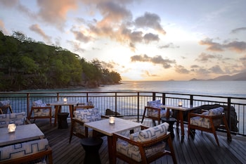 3 piscines extérieures, chaises longues