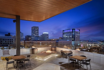 2 bars/lounges, lobby lounge, rooftop bar