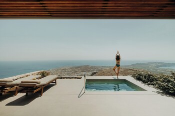 Junior Residence with Private Heated Plunge Pool and Sea View | 테라스/파티오