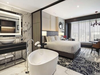 Deluxe Room, 1 King Bed, Corner | View from room