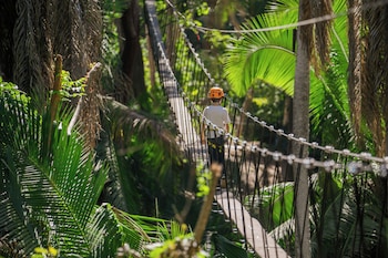 7 piscinas externas, funciona das 8h às 20h, guarda-sóis