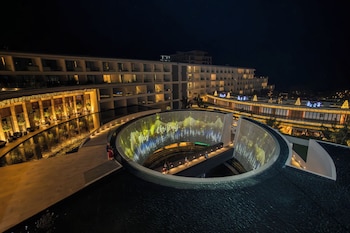 7 albercas al aire libre, sombrillas en la alberca y camastros