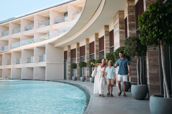 7 piscines extérieures, accÚs possible de 8 h à 20 h, parasols