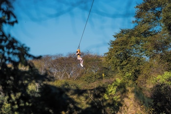 7 albercas al aire libre, sombrillas en la alberca y camastros
