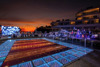 4 albercas al aire libre, sombrillas en la alberca y camastros