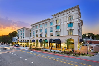 2 bars/lounges, cocktail bar