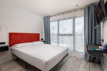 Desk, soundproofing, WiFi (free), bed sheets