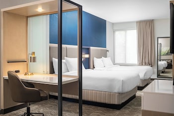 Una scrivania, postazione laptop, ferro/asse da stiro