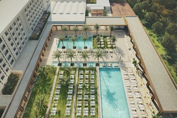 Innendørsbasseng, 2 utendørsbassenger og solsenger