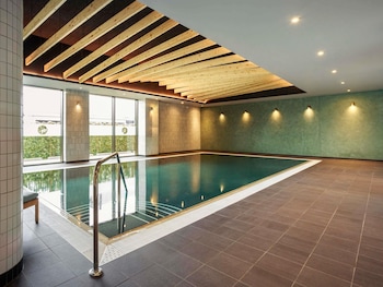 Lunch and dinner served, international cuisine