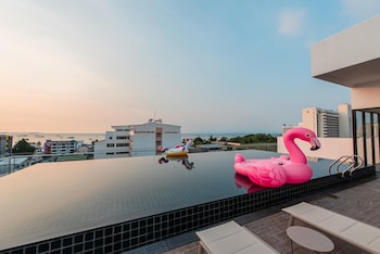 Piscine extérieure, accÚs possible de 9 h à 19 h, chaises longues