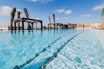 5 outdoor pools, pool loungers
