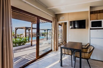 5 piscinas al aire libre, tumbonas