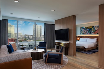 Premier-Suite, 1 Schlafzimmer, Stadtblick | 1 Schlafzimmer, hochwertige Bettwaren, Daunenbettdecken, Minibar