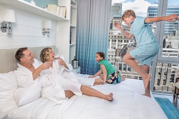 Serverer lunsj og middag