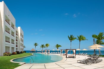 9 piscines extérieures, cabanas (supplément), parasols