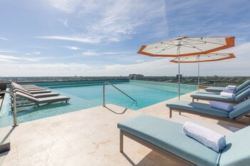 Piscina externa, funciona das 8h às 20h, espreguiçadeiras