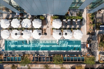 Utomhuspool, cabanor (tilläggsavgift) och solstolar