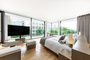 Corner Balcony Double Room, Non smoking (with Lounge Access) | In-room safe, iron/ironing board, free WiFi, bed sheets