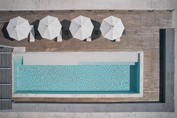 حمّام سباحة خارجي، مظلات على حمّام السباحة، مقاعد للتشمس