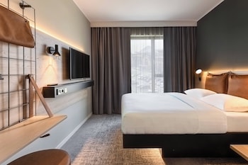 Chambre, 2 lits jumeaux, non-fumeur | Salle de séjour | Téléviseur à DEL de 43 po avec télévision par satellite, téléviseur
