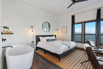 Serves breakfast, lunch, and dinner