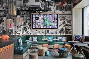 Lobby lounge