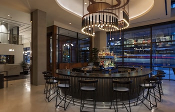 Det finns lunch och happy hour