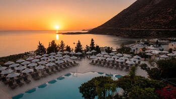 2 Außenpools, geöffnet von 08:00 Uhr bis 18:00 Uhr, Sonnenschirme