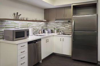 Innenpool, geöffnet von 06:00 Uhr bis 23:00 Uhr, Liegestühle