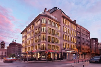 Daily continental breakfast (EUR 25 per person)