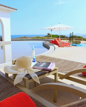 Piscine extérieure en saison, parasols, chaises longues
