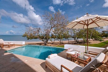 2 piscinas externas, guarda-sóis, espreguiçadeiras