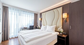 Hypo-allergenic bedding, minibar, in-room safe, desk