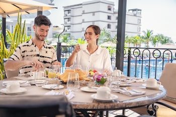 3 outdoor pools, pool umbrellas, sun loungers