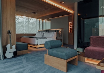 早餐，供應午餐和晚餐