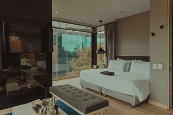 Melayani sarapan, makan siang, dan makan malam