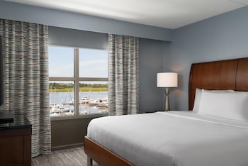 สระว่ายน้ำกลางแจ้ง, ร่มริมสระว่ายน้ำ, เก้าอี้อาบแดดริมสระ