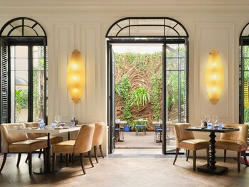 Daily cooked-to-order breakfast (EUR 27 per person)