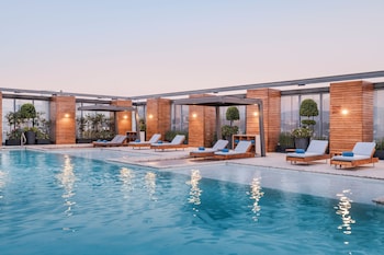 Alberca al aire libre y camastros